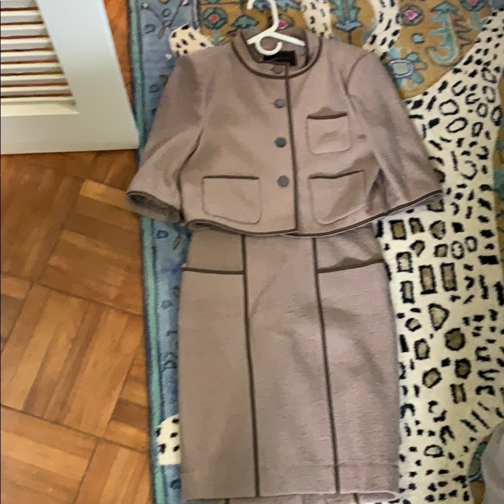 BCBG skirt suit in Taupe xs